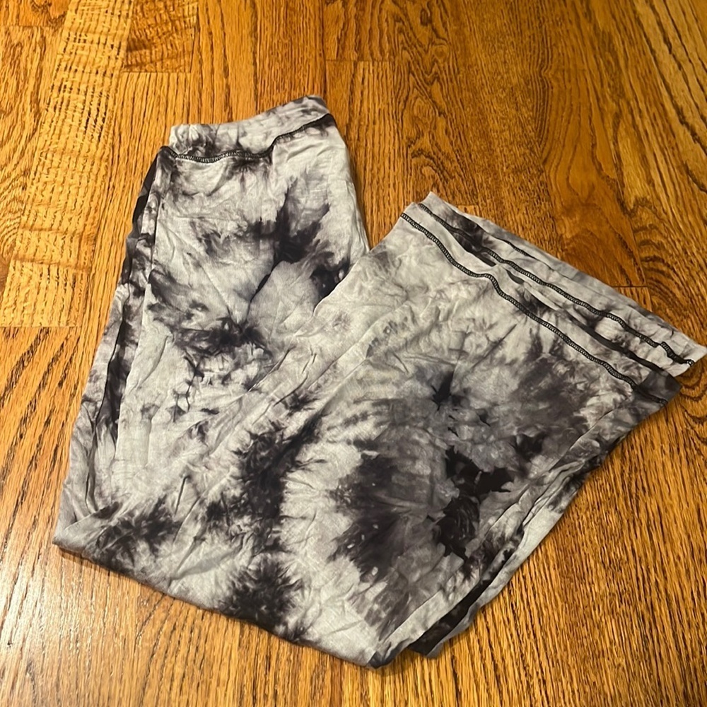 Random Hearts Girl’s Black and White Tie Dye Pants Size S
